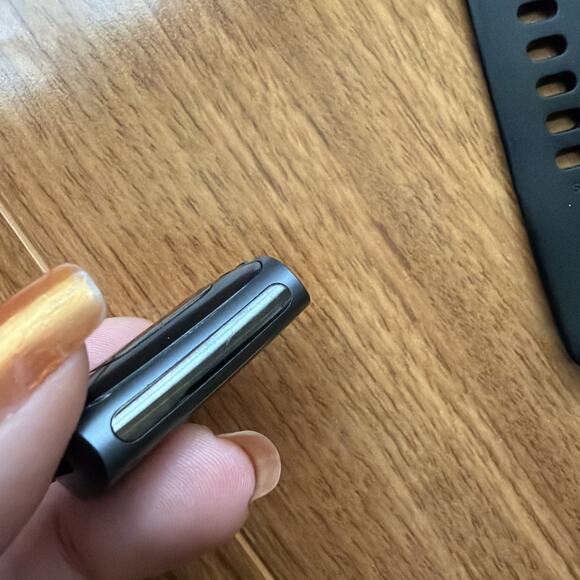 Fitbit Charge 5 Black/ Graphite Stainless Steel Doesn’t Turn On - Picture 11 of 11